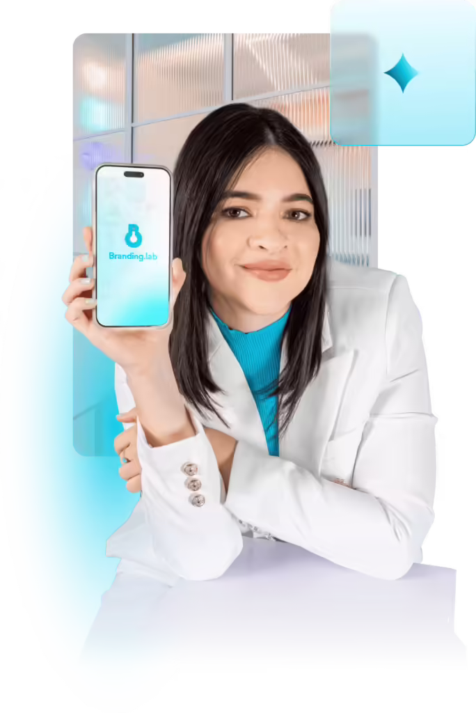 Ellen Medeiros, fundadora da Branding Lab, segurando um celular com a marca Branding.lab