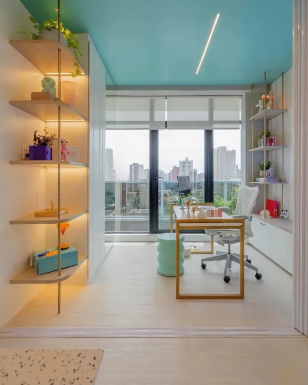 Estante e mesa do escritório da Branding Lab, com teto azul e janela para a cidade