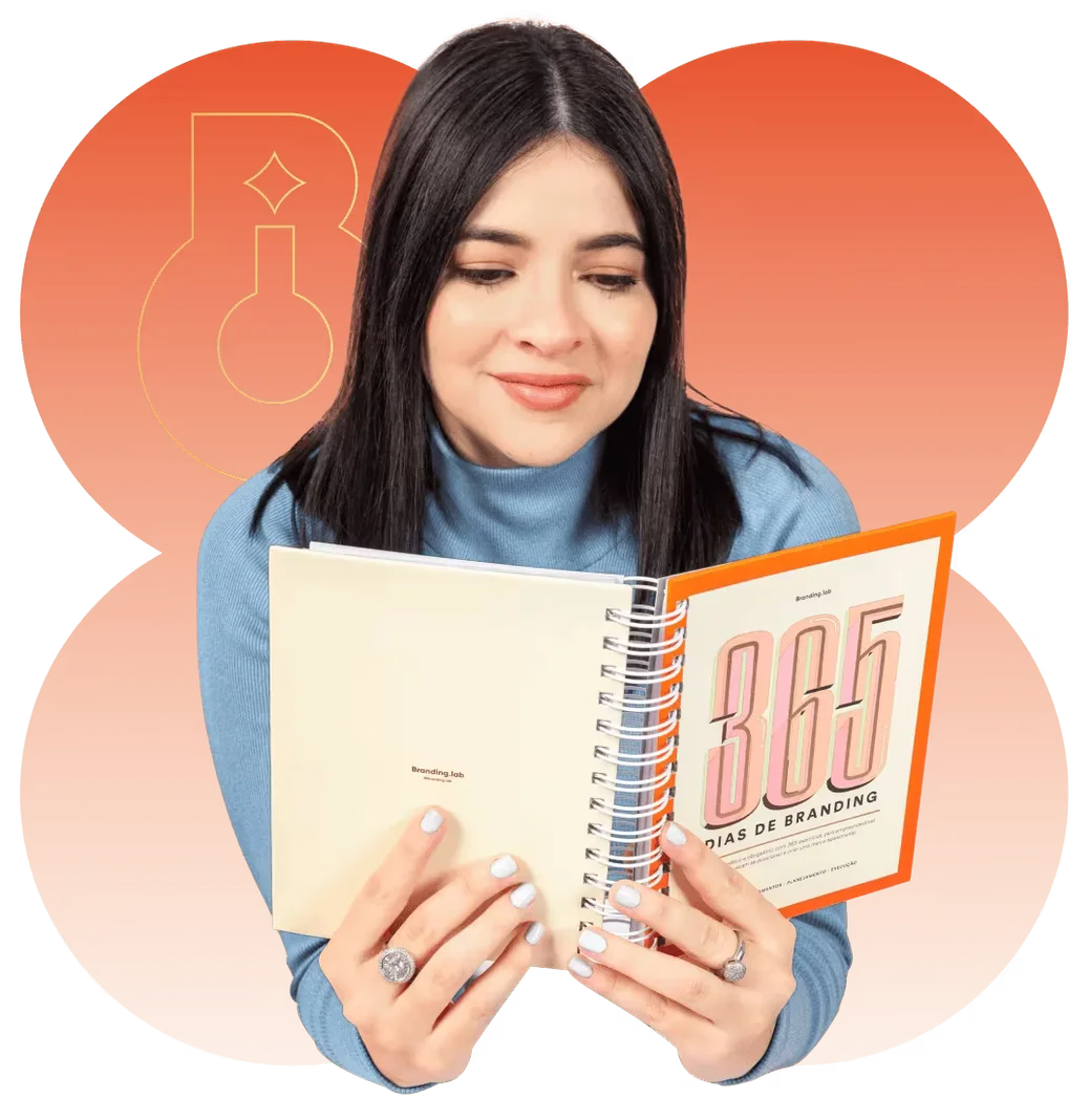 Ellen com o livro 365 Dias de Branding
